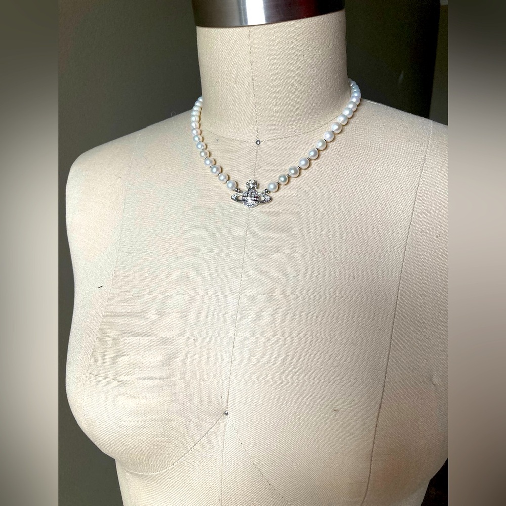 Pearl necklace with silver rhinestones
